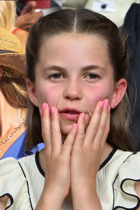 VIDEO: Nalakované nehty, vějíř, grimasy a špitání s mámou. Princezna Charlotte ovládla tenisový Wimbledon