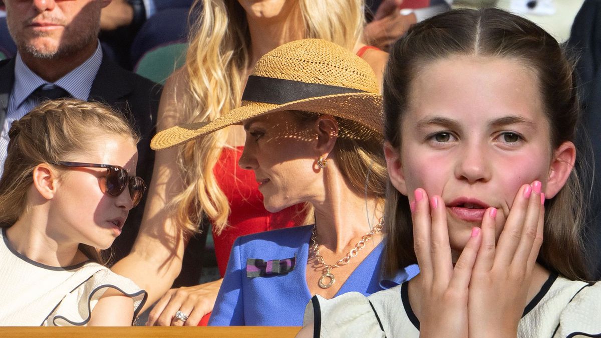 VIDEO: Princezna Charlotte ovládla tenisový Wimbledon. Nalakované nehty, vějíř a vtipné grimasy