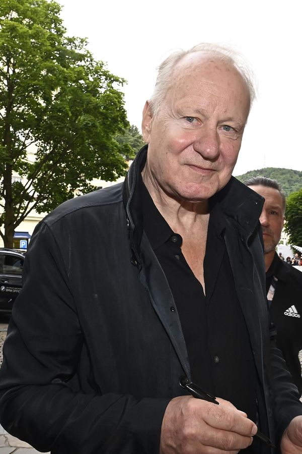 Do Karlových Varů přijela hlavní hvězda: Sympaťák Stellan Skarsgård si fanoušky před Puppem hned získal  - fotka 1/1