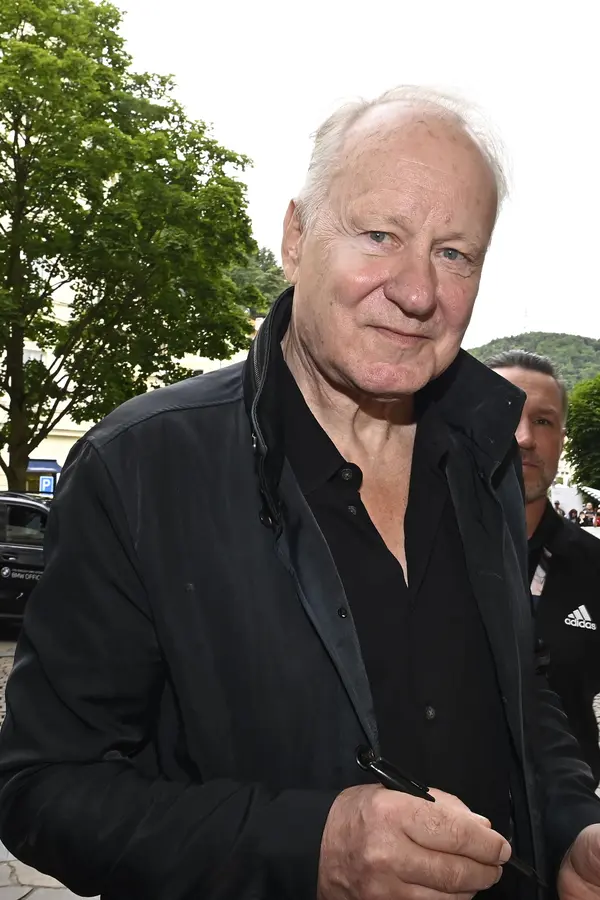 Do Karlových Varů přijela hlavní hvězda: Sympaťák Stellan Skarsgård si fanoušky před Puppem hned získal  - fotka 1/1