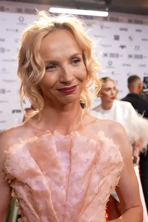 Obstála jako módní ikona? Jana Plodková okouzlila Vary v něžných šatech jako sakura v květu