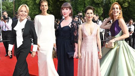 Zahájení festivalu ve Varech: Elegantní Bartošková, Geislerová v pivních šatech i výstřihy Nesvačilové a Issové