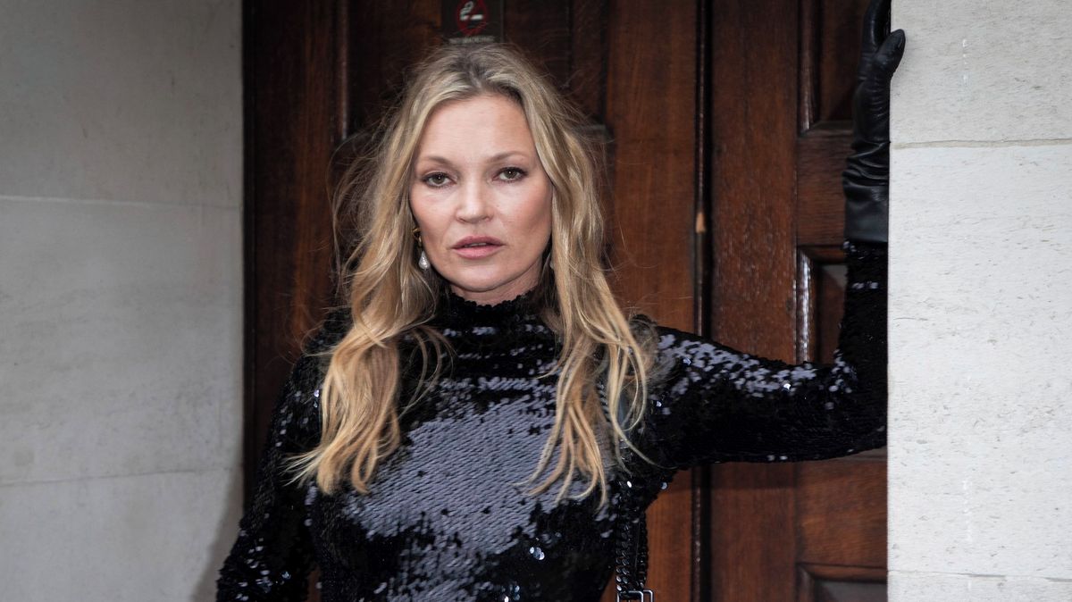 Vždycky vypadá, jako by potřebovala sprchu. Kate Moss v nové kampani odhalila přednosti, ale příliš nepotěšila