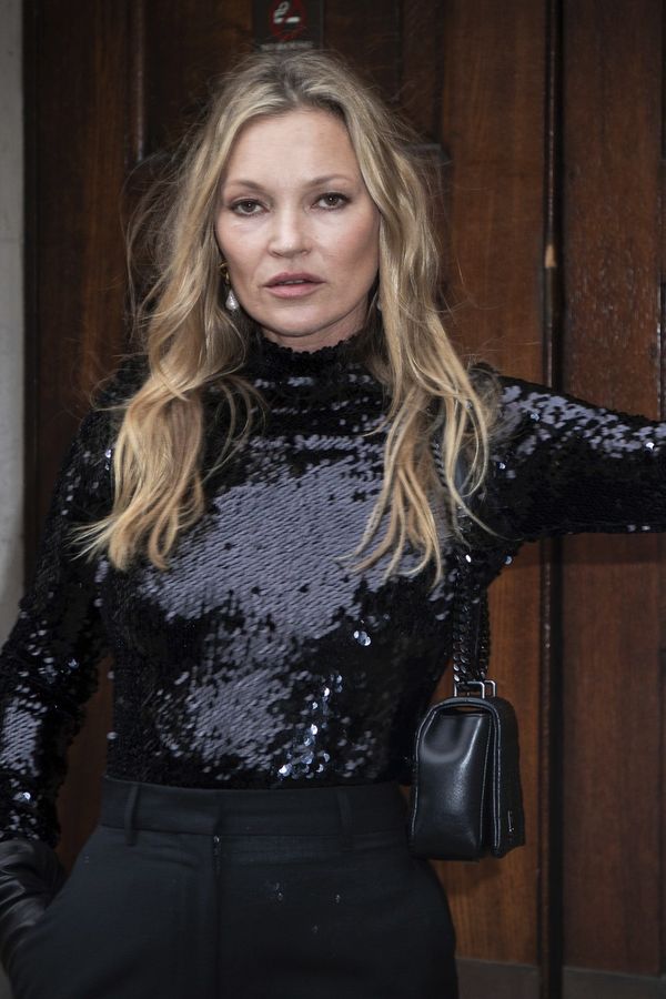 Vždycky vypadá, jako by potřebovala sprchu. Kate Moss v nové kampani odhalila přednosti, ale příliš nepotěšila - fotka 1/1