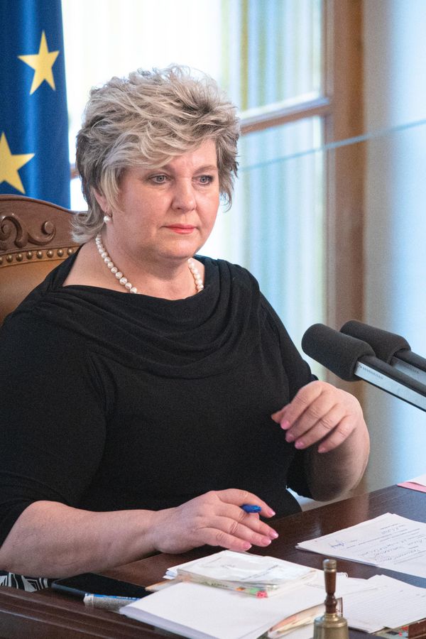 Tuto dámu v Poslanecké sněmovně nepřehlédnete: Místopředsedkyně a hvězda STAN se barev ani asymetrie nebojí - fotka 1/1