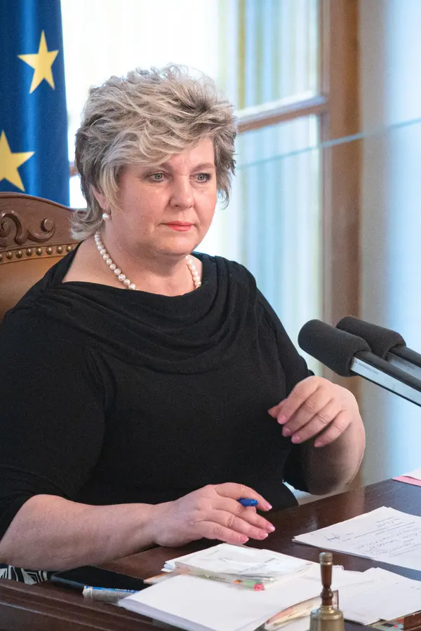 Tuto dámu v Poslanecké sněmovně nepřehlédnete: Místopředsedkyně a hvězda STAN se barev ani asymetrie nebojí - fotka 1/1