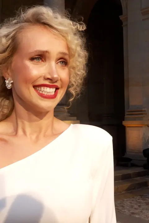 Manžela neukázala, vnady ano! Nová Miss Universe má plastiku nosu, ale poprsí přírodní