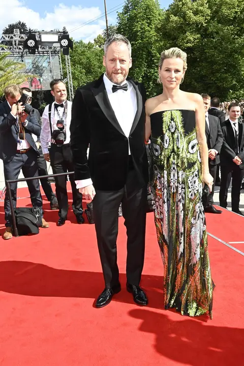 ŽIVĚ: Zahájení filmového festivalu ve Varech: Hvězdy kráčí po červeném koberci