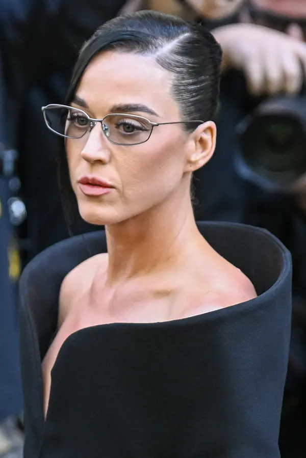 Ošklivé šaty, nohy a divný výraz. Zatímco Orlando Bloom jen kvete, na vzhled Katy Perry se snesla lavina hejtů  - fotka 1/1