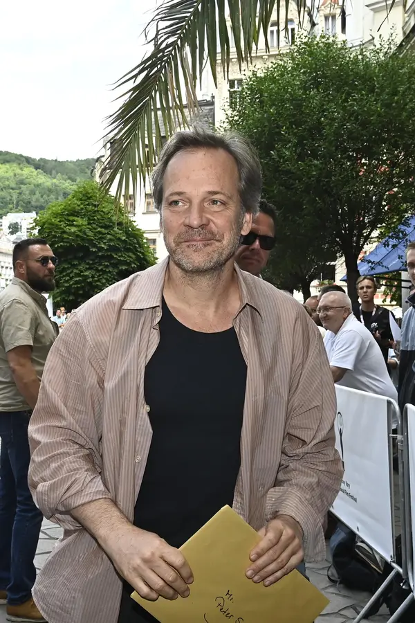 Druhá zahraniční hvězda slavnostního zahájení karlovarského festivalu dorazila: Tenhle sympaťák hrál i Kennedyho - fotka 1/1