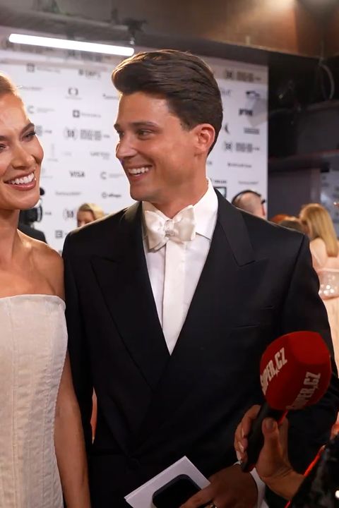 Vášeň ve Varech: Sebastian už se těšil, jak si Andreu Bezděkovou rozšněruje z utaženého korzetu