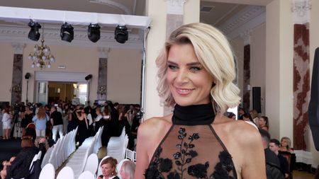 Ňadra jí zakrývaly pouze květinky: Iveta Lutovská byla ve Varech odvážnější než kdykoli předtím 
