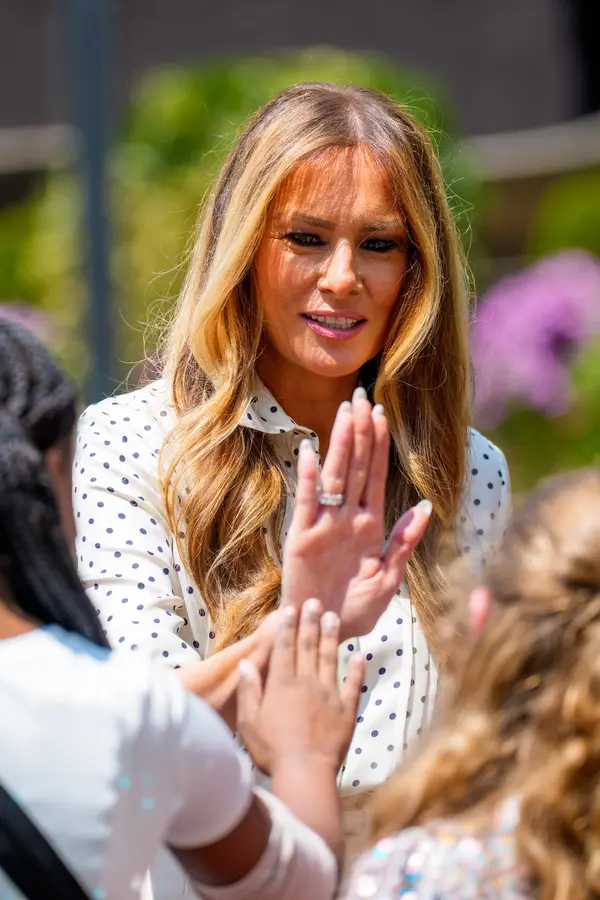 Melania Trump navštívila dětskou nemocnici v balerínkách za 18 tisíc. Svým chováním rozdělila lidi na dva tábory - fotka 1/1