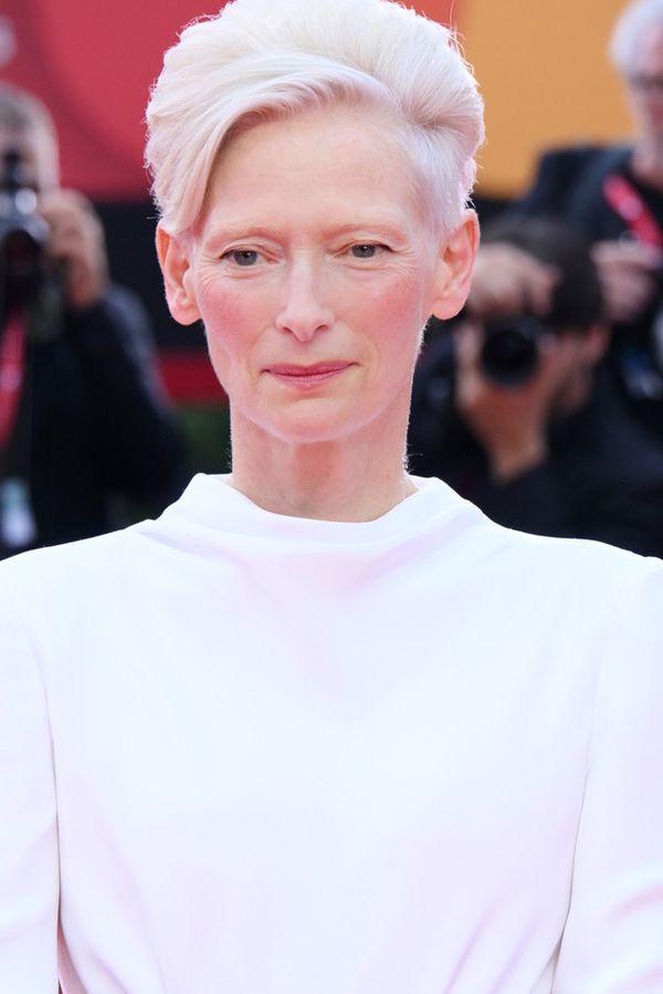 Tohle dokáže make-up, vlasy a šaty! Tilda Swinton (64) prošla v Benátkách neuvěřitelnou proměnou - fotka 1/1