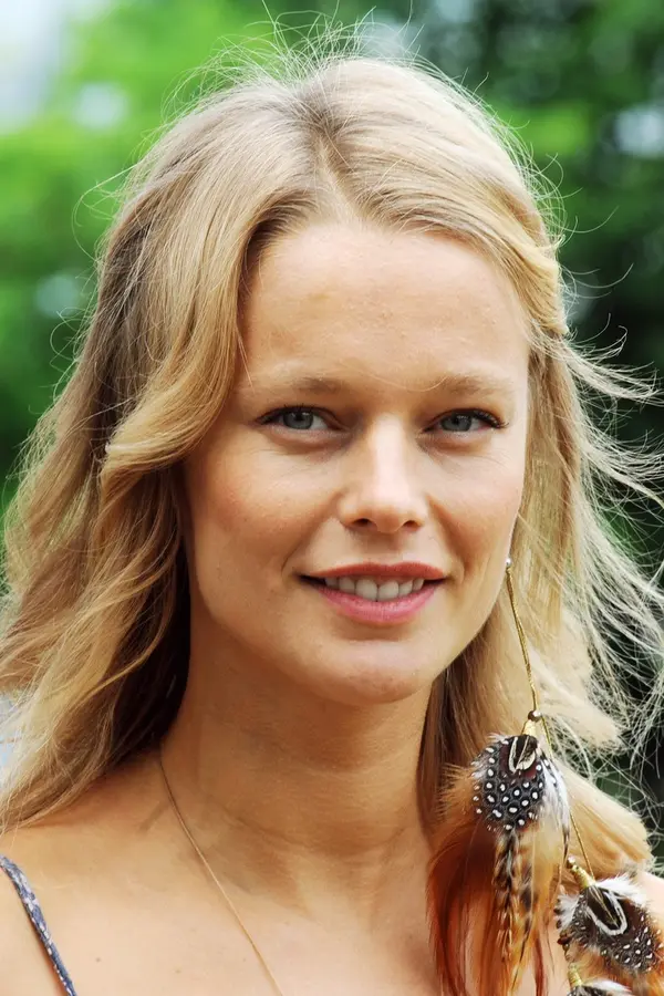 Helena Houdová v růžových šatech nezpívá, spíš jen rezonuje: Fanoušci jsou v šoku i z toho, jak teď vypadá - fotka 1/1