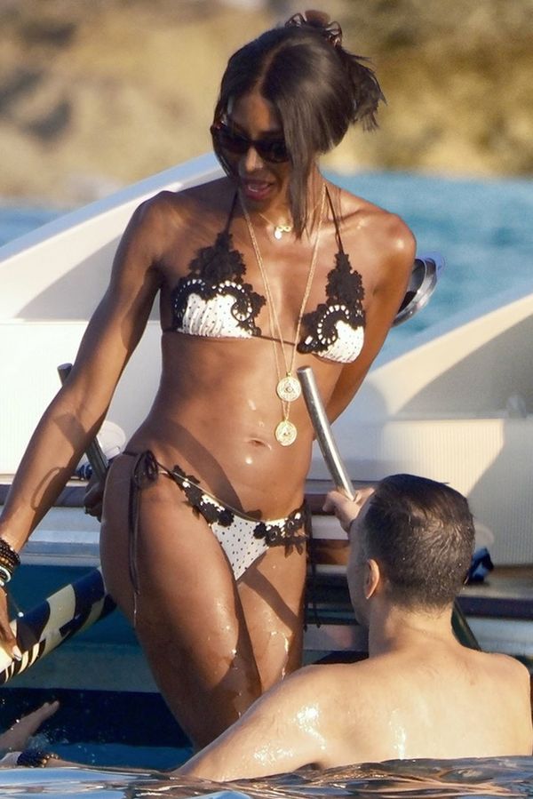 Přírodní úkaz Naomi Campbell: V 55 letech má v bikinách nejen postavu, ale i pokožku pevnou jako dvacítka - fotka 1/1
