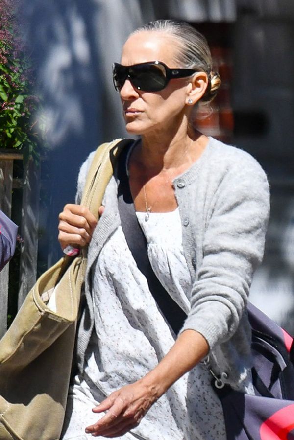 Poznáváte Sarah Jessicu Parker? Za Carrie i typickými kadeřemi udělala tečku a proměnila se v šedou myšku - fotka 1/1