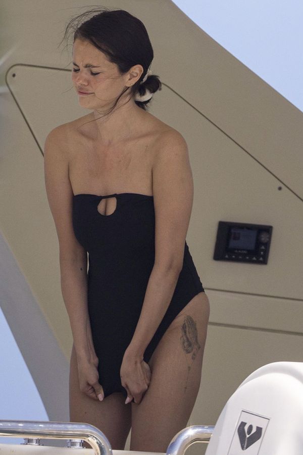 Selena Gomez se loučila se svobodou: Plavky ji na jachtě pěkně potrápily - fotka 1/1