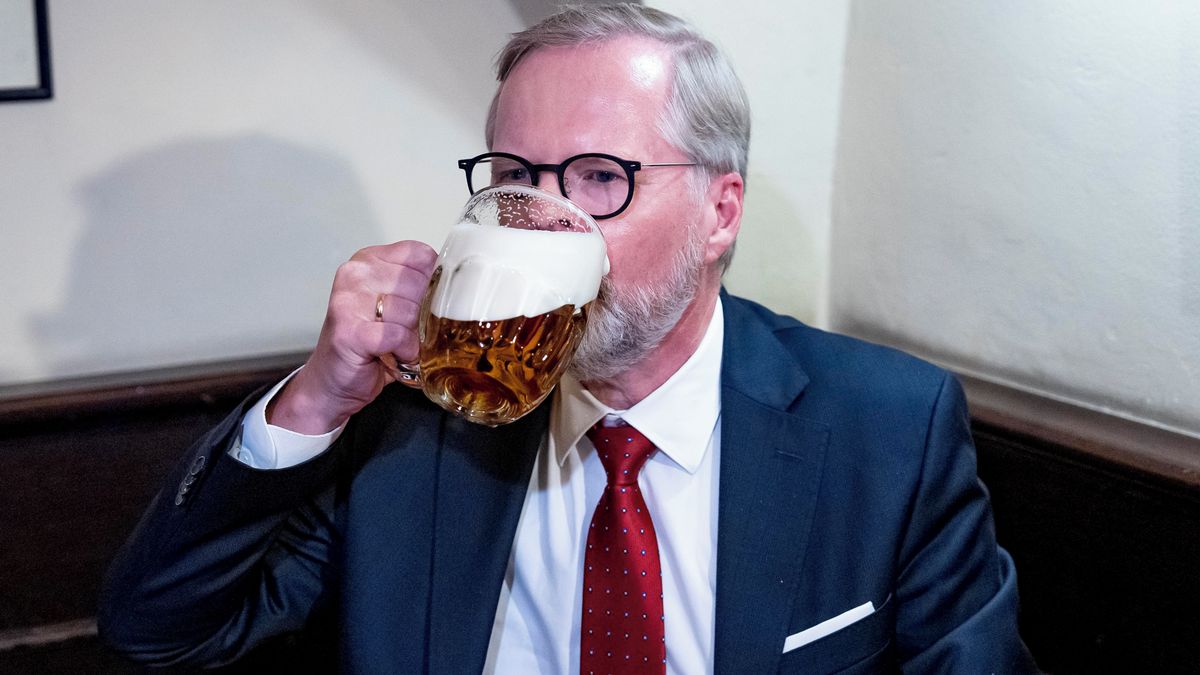 V hlavní roli chlast: Přihnuli si Fiala, Decroix i Havlíček. Babiš vsadil na mok, který buď milujete, nebo nenávidíte