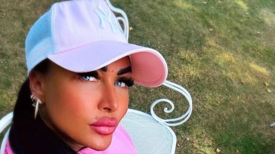 Vosí pas, štíhlé nohy, hladká pleť a rty jako z třešní: Marie Růžičková opět šokovala. Provokovala v rajcovní růžové