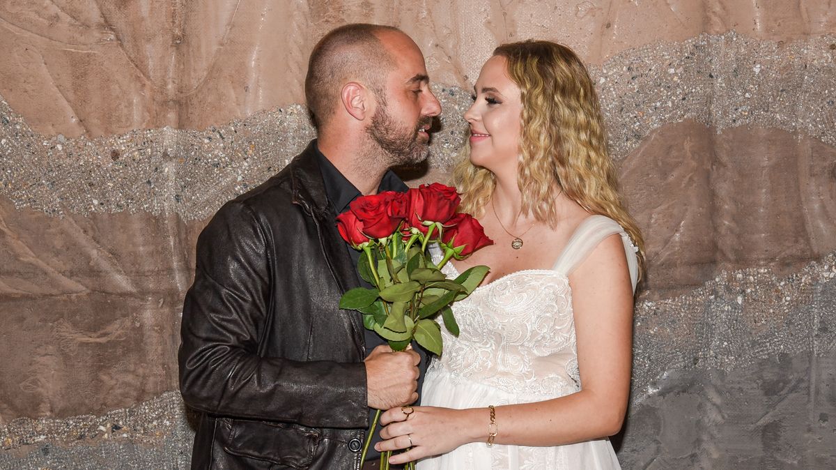 Zpěvák Petr Kutheil se oženil. Nevěsta se už brzy stane maminkou. Mrkněte na svatební fotky