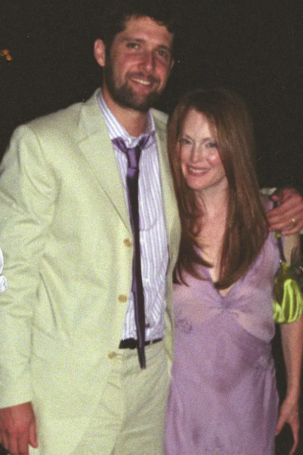 Julianne Moore dodnes lituje výběru svých svatebních šatů. Ani po 22 letech nechápe, co ji to napadlo - fotka 1/1