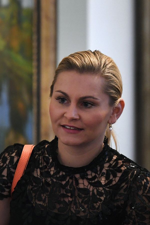 Babišova poslankyně Malá s burčákem: Do záběru se jí vloudil roztomilý pes. Bacha na Balaštíkovou, vzkázali jí - fotka 1/1