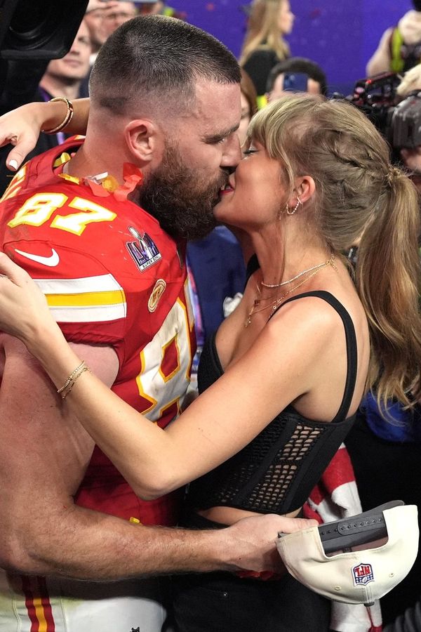 Taylor Swift se zasnoubila! Z prstenu, který jí Travis Kelce nasadil, přechází zrak - fotka 1/1