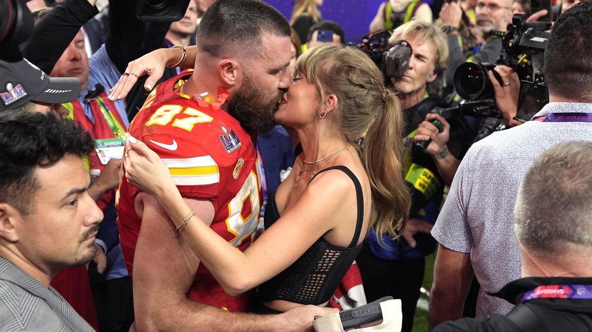 Taylor Swift se zasnoubila! Z prstenu, který jí Travis Kelce nasadil, přechází zrak