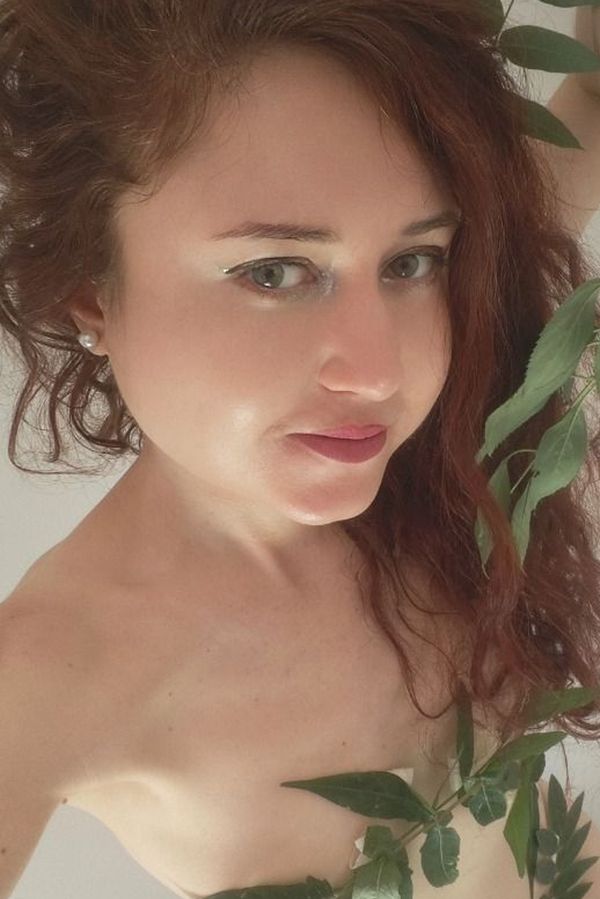 Nejplodnější česká režisérka se s létem loučila nahá: Tentokrát Eva Toulová „oblékla“ jen listí a lak na nehty - fotka 1/1