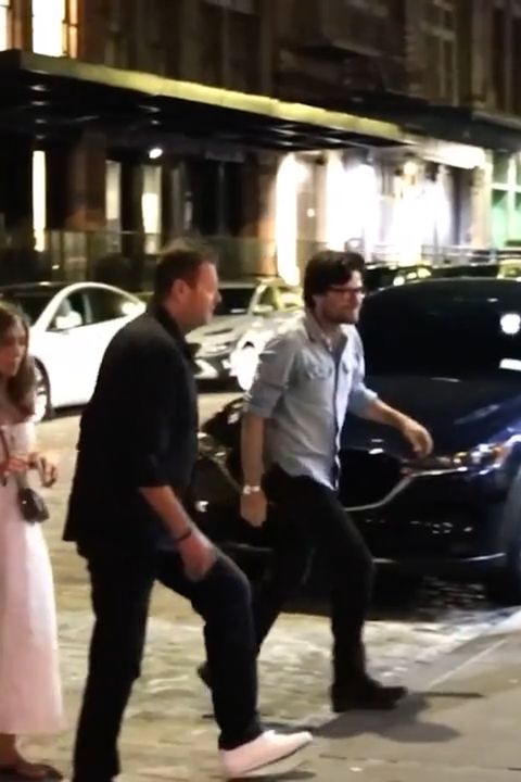 VIDEO: Jiné vchody do hotelu, stejné auto. Jennifer Aniston se stále snaží tajit románek s novým přítelem. Marně