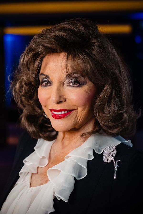 Hvězda Dynastie se pochlubila elegantní fotkou od bazénu. Že jí je 92, byste nepoznali - fotka 1/1