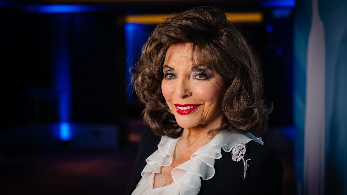 Hvězda Dynastie se pochlubila elegantní fotkou od bazénu. Že jí je 92, byste nepoznali
