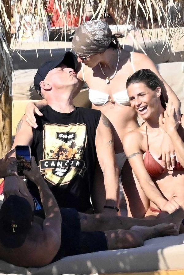 Absolutně nevídané: Eros Ramazzotti tráví dovolenou s oběma svými sexy exmanželkami! - fotka 1/1