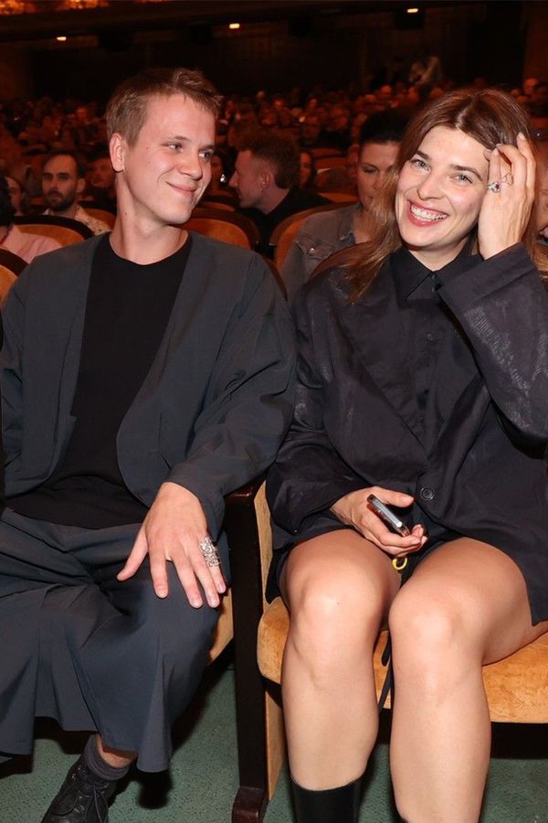 Nejdříve u moře, teď na premiéře. Zdeněk Piškula opět po boku slavné zpěvačky. Na premiéře Duchoně to láskou jen kvetlo - fotka 1/1