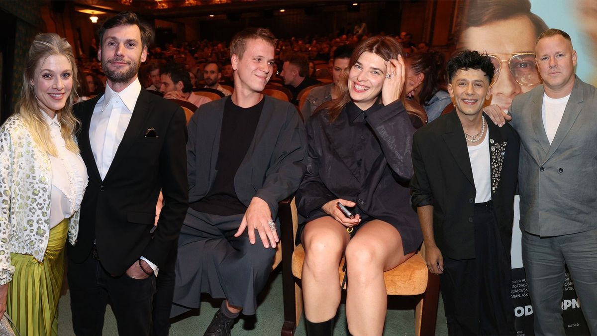 Nejdříve u moře, teď na premiéře. Zdeněk Piškula opět po boku slavné zpěvačky. Na premiéře Duchoně to láskou jen kvetlo