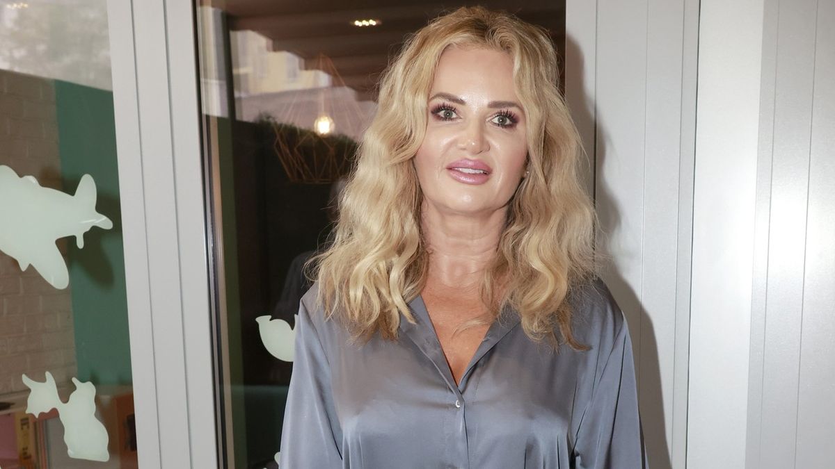 Monika Babišová v sexy červených minišatech: Všimněte si pikantního detailu…
