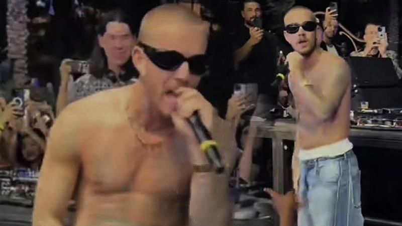 VIDEO: Dvojník Biebera zavětřil příležitost a procpal se jako Justin do klubu. Zpíval a fotil se s fanoušky. Pak ho vyvedli