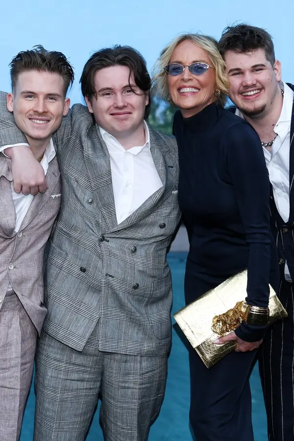 Nejzářivější úsměv Sharon Stone? V objetí všech tří synů. Vzácné rodinné setkání na koberci se stalo momentem večera - fotka 1/1