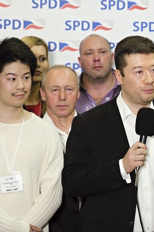 Syn Tomia Okamury do toho praštil na zámku v Rakousku: Nevěsta i ženich oblékli bílou, nechyběli Křenková a Lambora - fotka 1/1