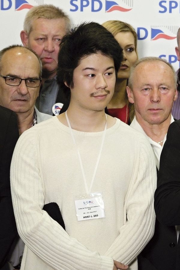 Syn Tomia Okamury do toho praštil na zámku v Rakousku: Nevěsta i ženich oblékli bílou, nechyběli Křenková a Lambora - fotka 1/1