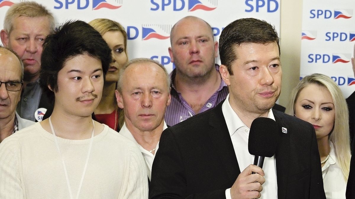 Syn Tomia Okamury do toho praštil na zámku v Rakousku: Nevěsta i ženich oblékli bílou, nechyběli Křenková a Lambora