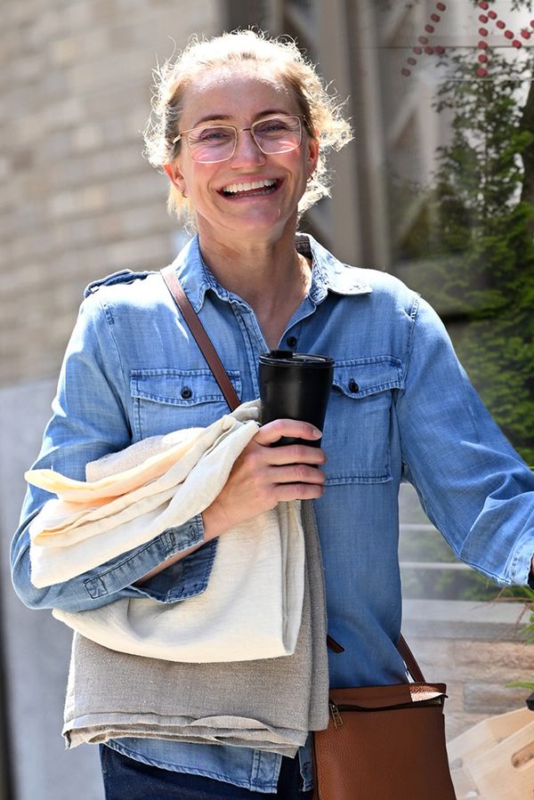 Bez make-upu, ale šťastná. Cameron Diaz byste na ulici možná minuli. Herečka je zastánkyní přirozeného stárnutí - fotka 1/1