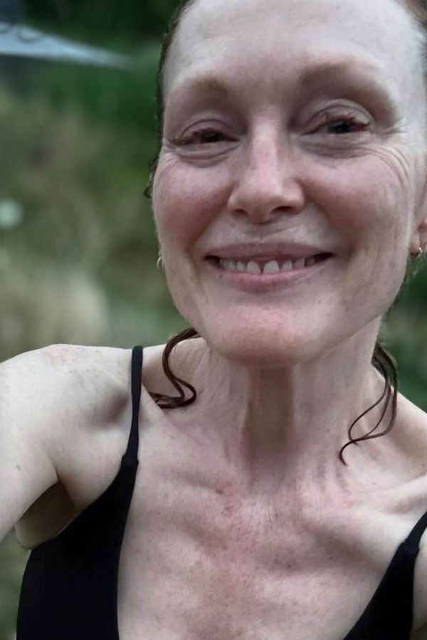Plastikám nefandí, ale stárnutí má pod palcem: Julianne Moore se ukázala bez make-upu a fanoušci jsou unešení - fotka 1/1