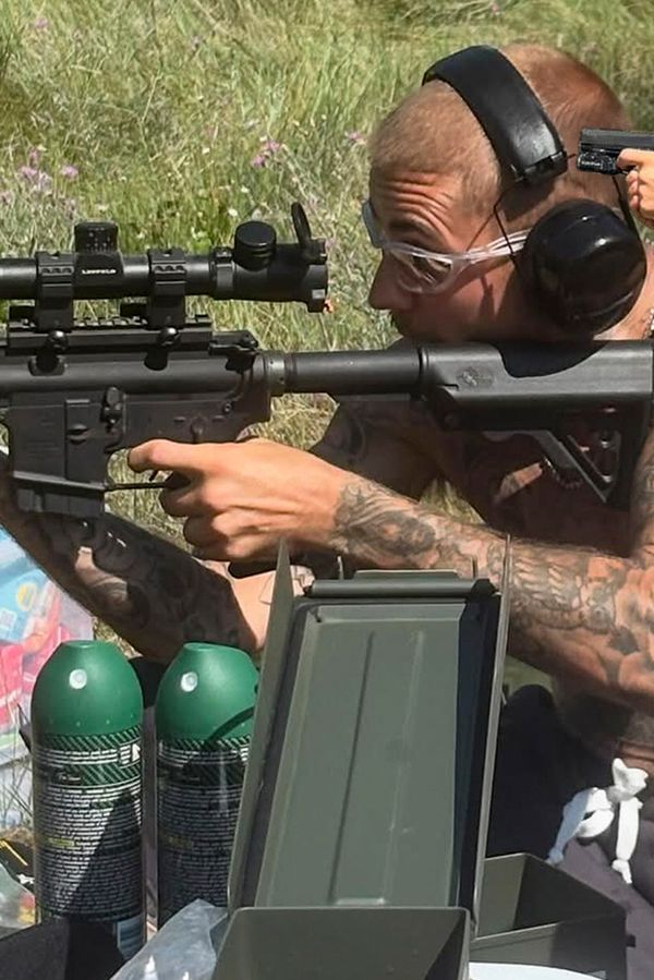 Justin Bieber zase děsí fanoušky: Tentokrát fotkami se zbraní v ruce! Nech toho a dej si život do pořádku, prosí ho - fotka 1/1