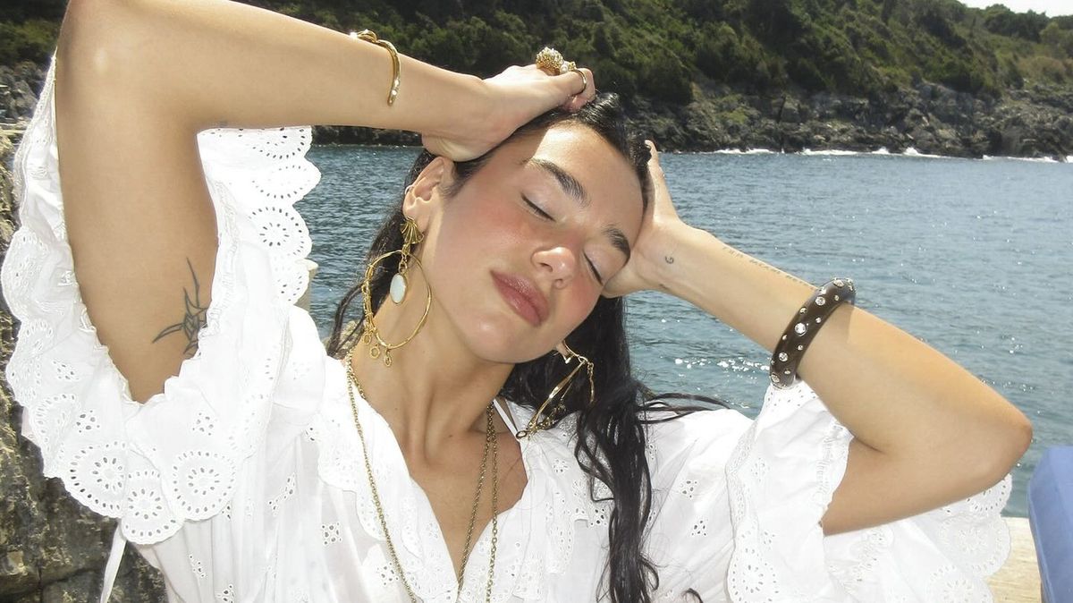 Bikiny, výstřihy a sluncem políbená kůže: Dua Lipa těsně před třicítkou zapózovala snoubenci na dovolené
