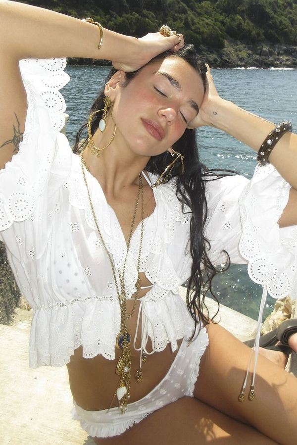 Bikiny, výstřihy a sluncem políbená kůže: Dua Lipa těsně před třicítkou zapózovala snoubenci na dovolené - fotka 1/1