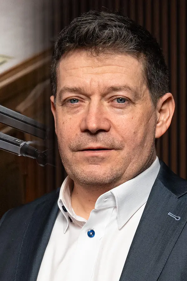 Ping pong s hejtmankou a poslancem: Mračková Vildumetzová vyzvala Nachera na souboj. Fanoušky zaujala svým oděním - fotka 1/1