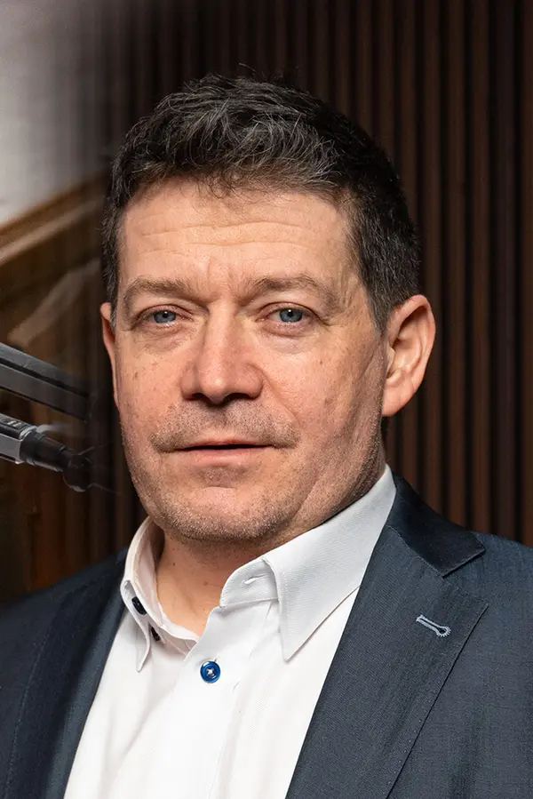 Ping pong s hejtmankou a poslancem: Mračková Vildumetzová vyzvala Nachera na souboj. Fanoušky zaujala svým oděním - fotka 1/1