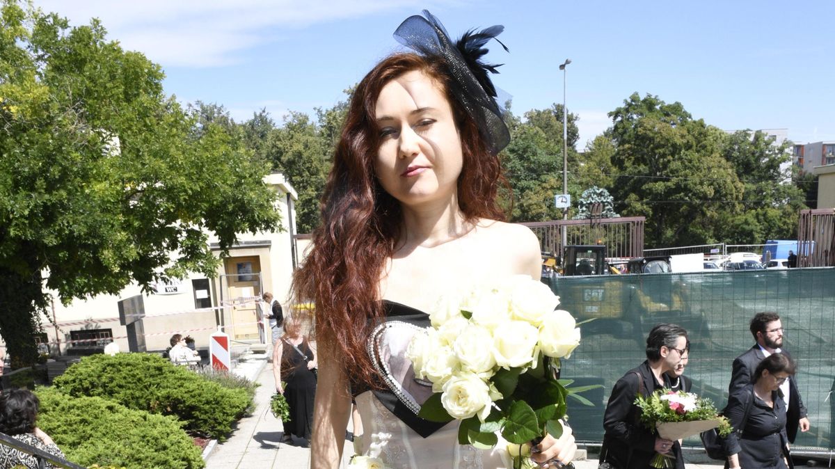 Halucinace týdne: Eva Toulová to jako Mrtvá nevěsta na pohřbu Krampola vážně přehnala: Herce si vylepila na prsa